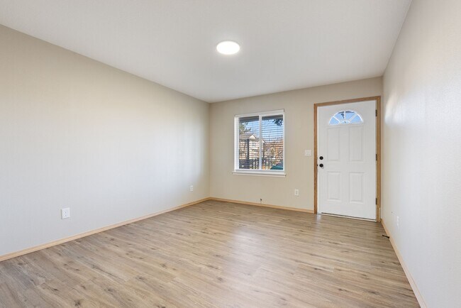 Foto del edificio - 4 Bed | 2.5 Bath Home with Garage, Yard & Modern Updates – SE Portland