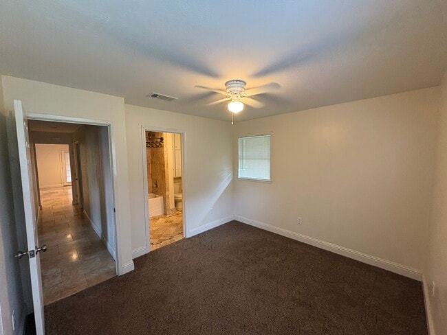 Foto del edificio - 8010 Brandon Dr
