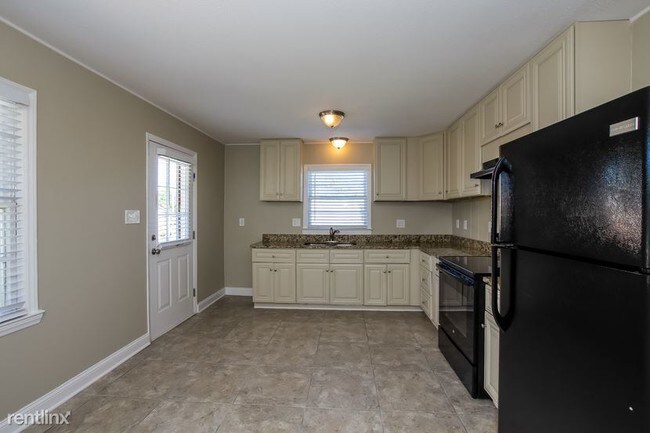 Building Photo - 3 br, 1 bath House - 3912 Broadview Dr