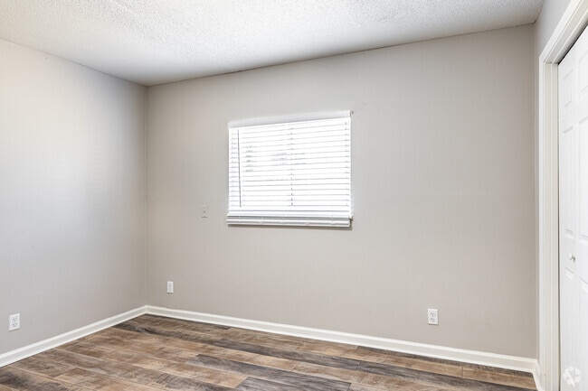 1BR, 1BA - 604SF - Brittany Village