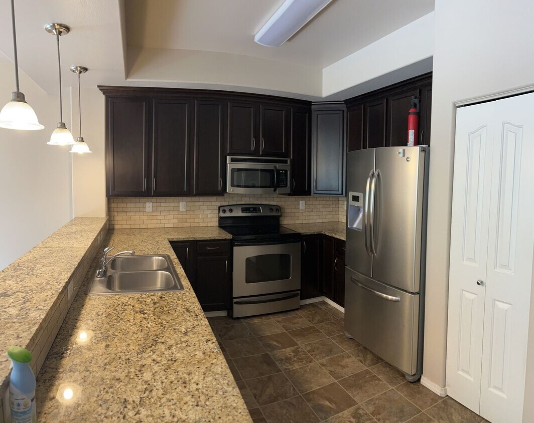 Primary Photo - 3 bed/3.5 Baths. Eagle river.