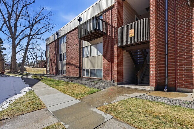 Foto del edificio - $1,220.95, $300.00 off the first month's rent, 1 Beds -  1 Bath, Condo in Lakewood with Shared Yard!