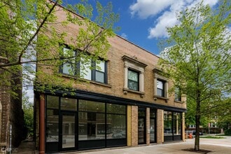 Building Photo - 1929 W Montrose Ave