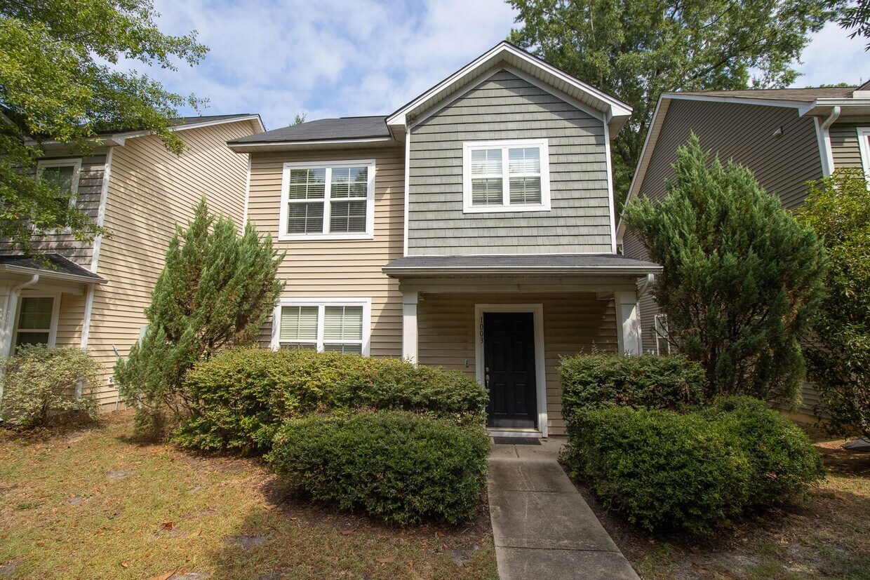 Foto principal - Spacious 3 Bedroom, 2.5 Bathroom Townhome ...