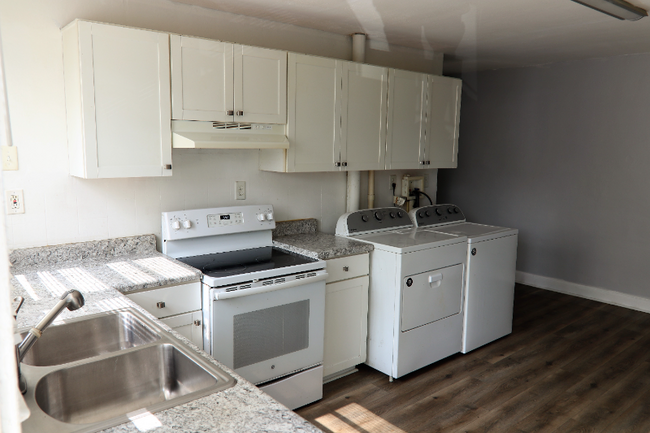 Building Photo - 10 Aylwin Crescent