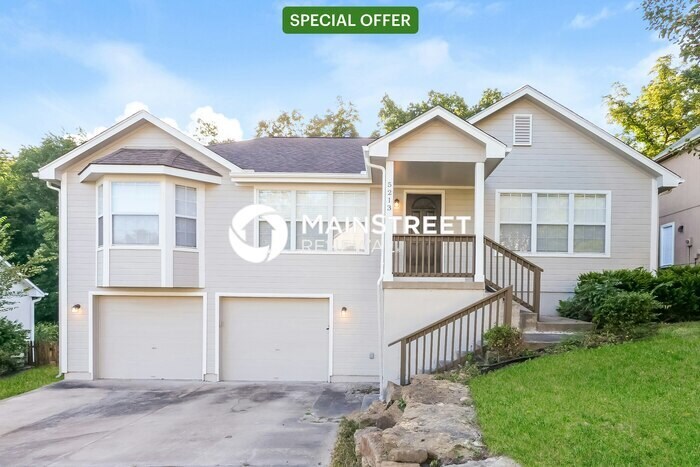 Primary Photo - 3 Bedroom Pet-Friendly Home in BLUE SPRING...