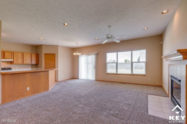 Foto del edificio - 3 br, 2.5 bath Townhome - 523 N Bristol Ct