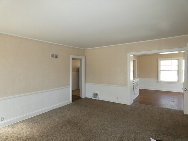 Building Photo - Great Location-Parkville- 816 East St
