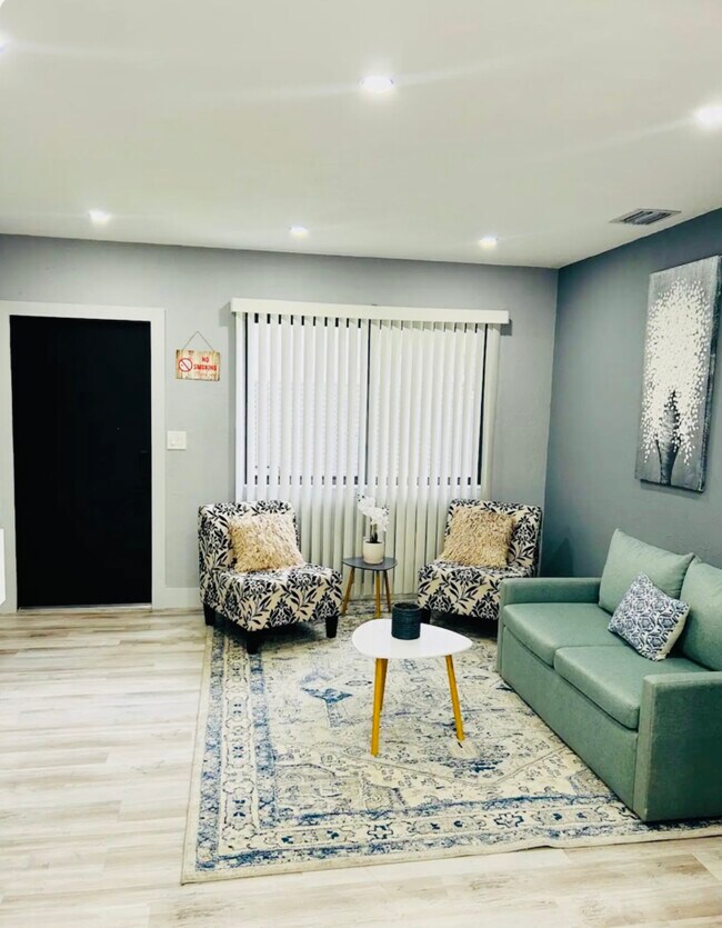 Foto del edificio - 102 NE 71st St
