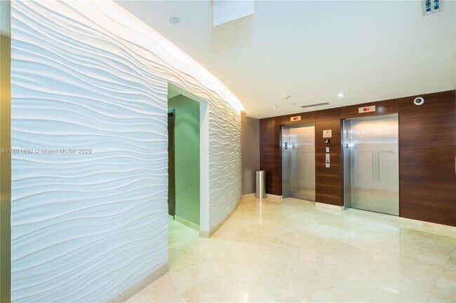 Building Photo - 15811 Collins Ave