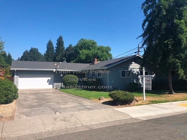 Foto principal - Charming 3 Bedroom/2 Bath Carmichael Home!