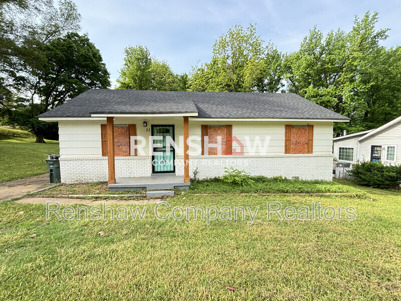 Foto principal - 11 W Rollins Rd
