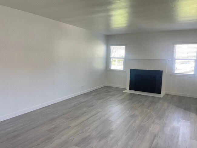 Foto del edificio - Location, Location, Location! Adorable Riverside Home Ready for Immediate Move In