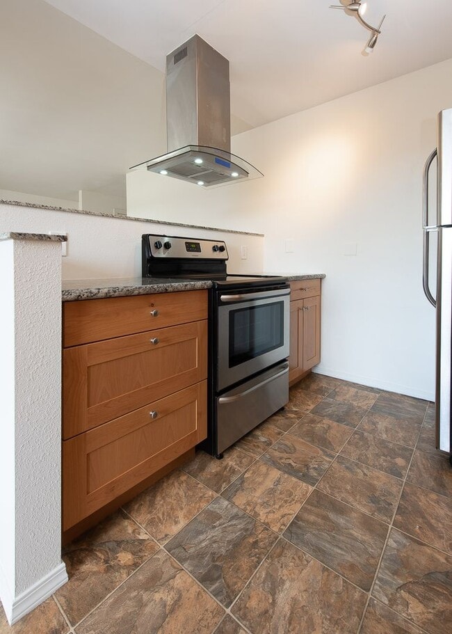 Building Photo - Amazing 2bed/1bath Apartment w/ Covered Parking in Redmond!