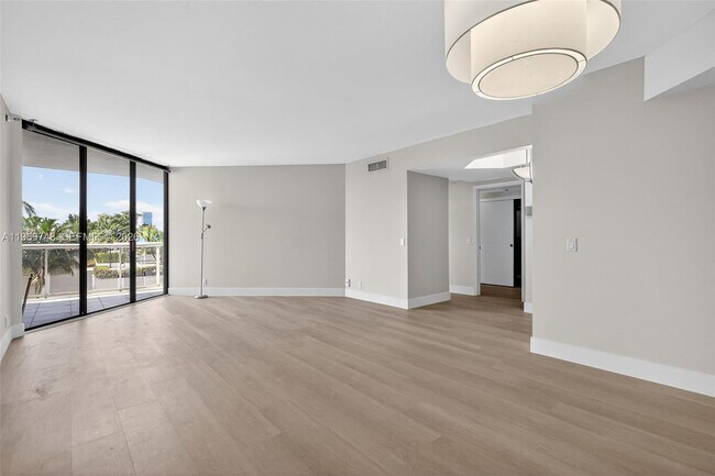 Foto del edificio - 3610 Yacht Club Dr