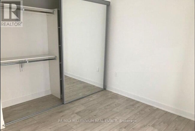 Photo du bâtiment - 27 Bathurst St