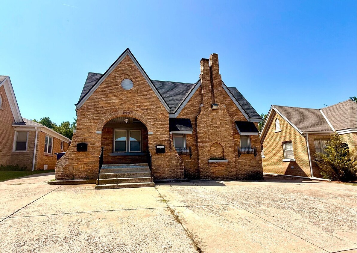 Foto principal - Large 5BD 3.5BA Home w/ Bonus ADU close to...