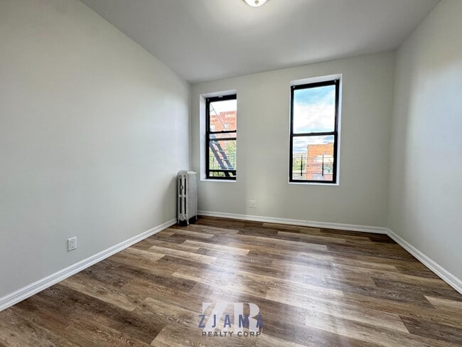Foto del edificio - 9816 Fourth Avenue