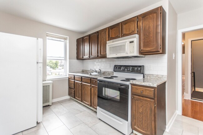 Building Photo - 1325 Saville Ave