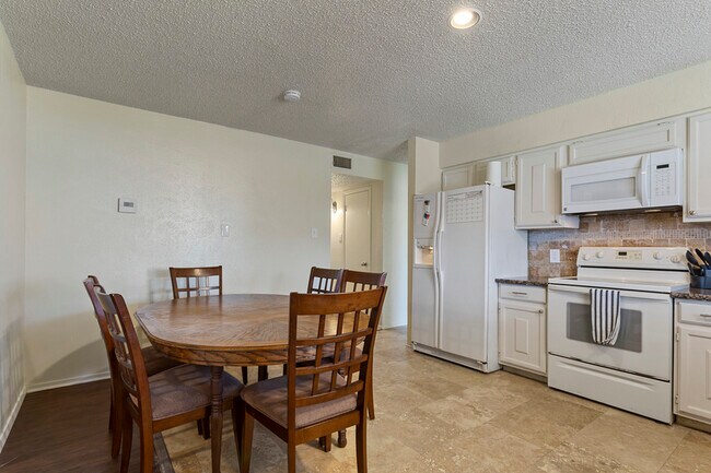 Building Photo - 1315 Rockbrook Dr