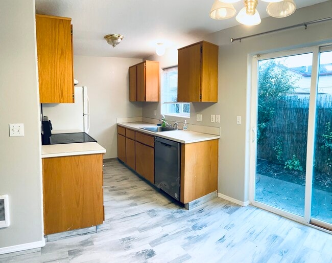 Kitchen - 756 NE 92nd Ave