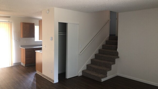 Building Photo - Two Bedroom End Unit Townhome Available!