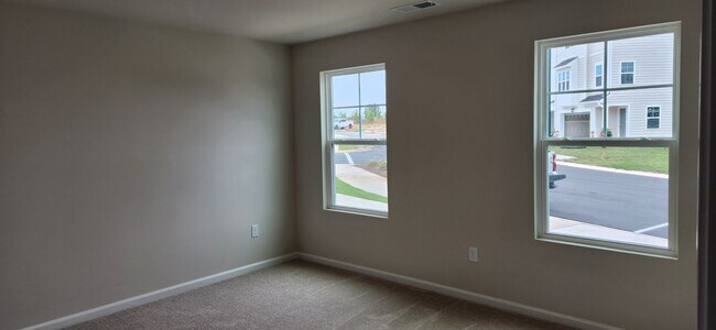 Building Photo - 3 Story Townhome for rent!