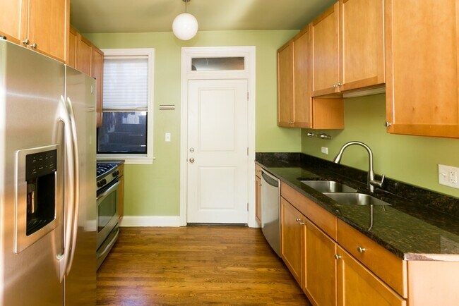 Foto del edificio - 736 W Addison St