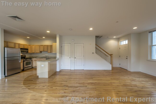 Building Photo - 110 Second St Unit #PH12