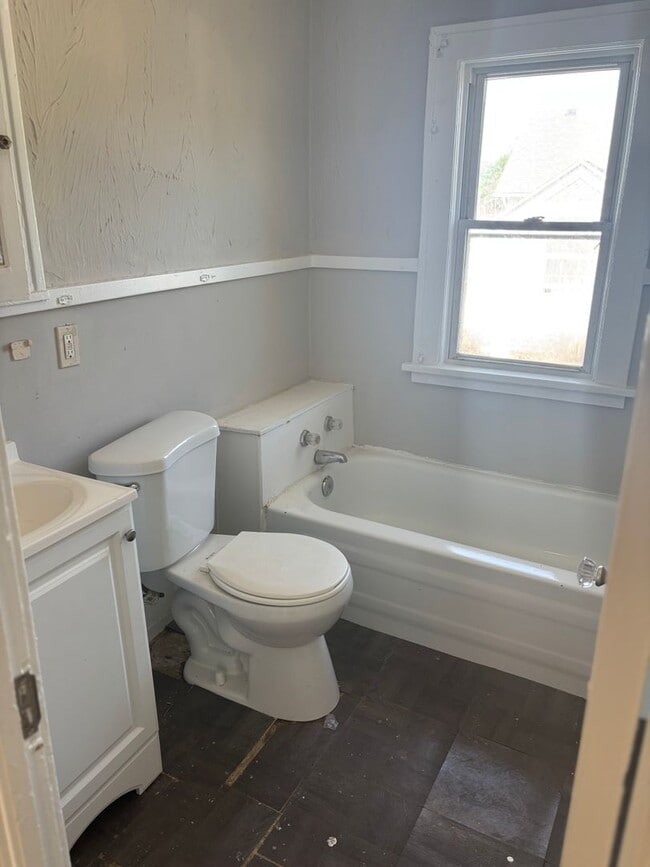 Building Photo - Section 8 Accepted! 5 BR 2 BA