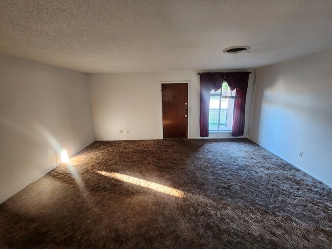 Living room wirh large front window overlooking front porch. - 1404 San Ann Dr