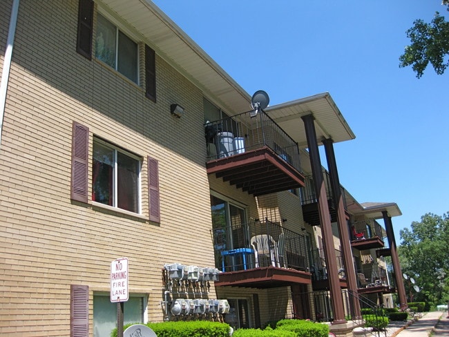 Apartment Exterior - Hawk Lake Apartments & Townhomes
