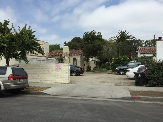 Primary Photo - 926 N Serrano Ave