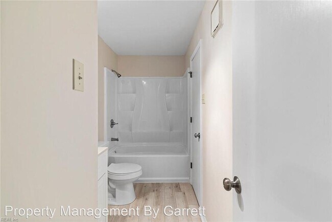 Building Photo - 2 br, 1 bath House - 433 Lester Road  #5