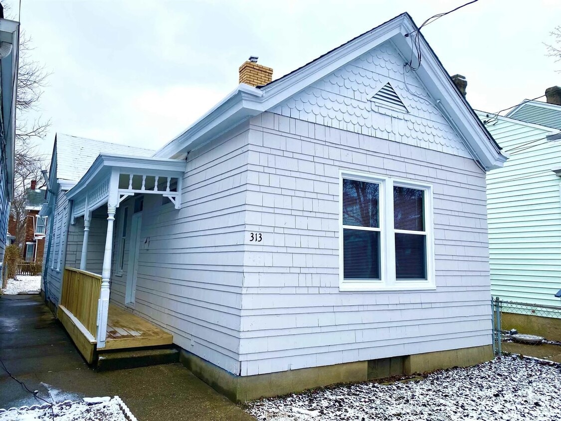 Primary Photo - 313 E 16th St