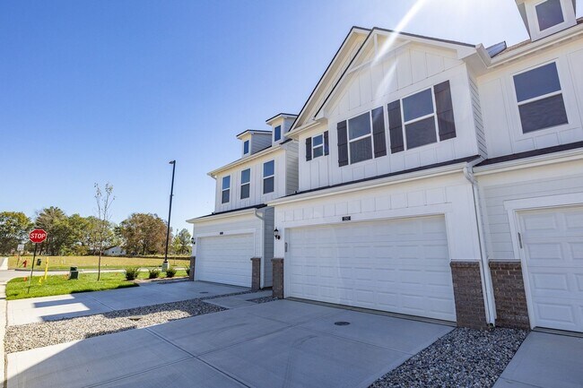 Building Photo - Charming 3BR Townhome in Noblesville