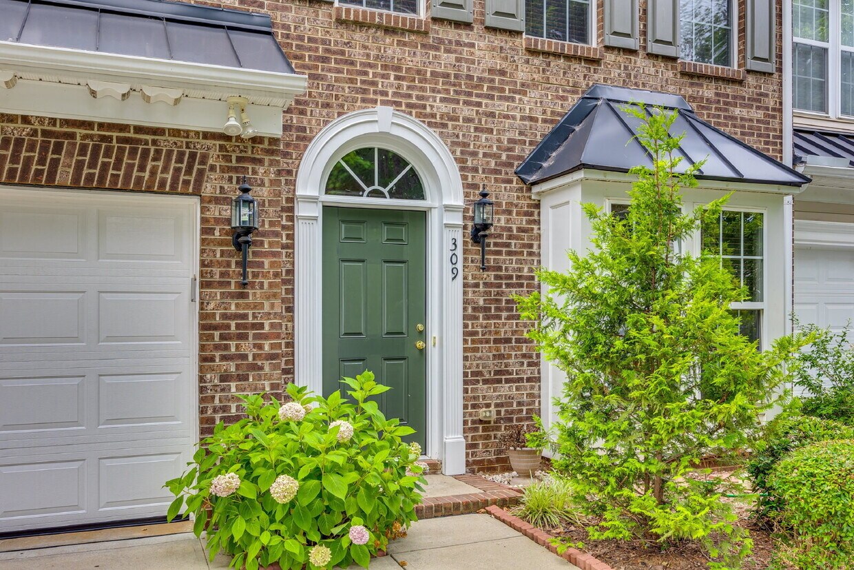 Primary Photo - "Charming 3-Bedroom Retreat in Fort Mill -...