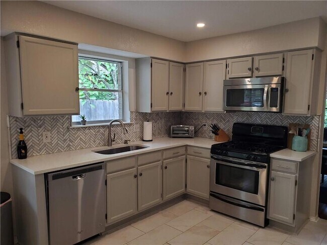 Building Photo - 1809 Dayflower Trce