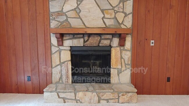 Building Photo - 302 Aspen Ct