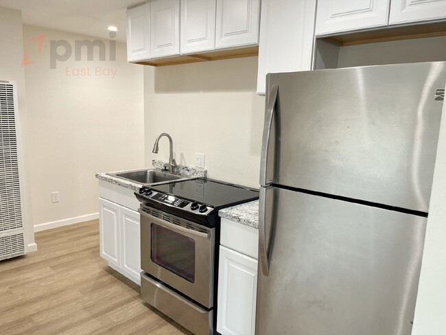 Foto del edificio - Captivating 3 Bd / 1 Ba Apartment with Stu...