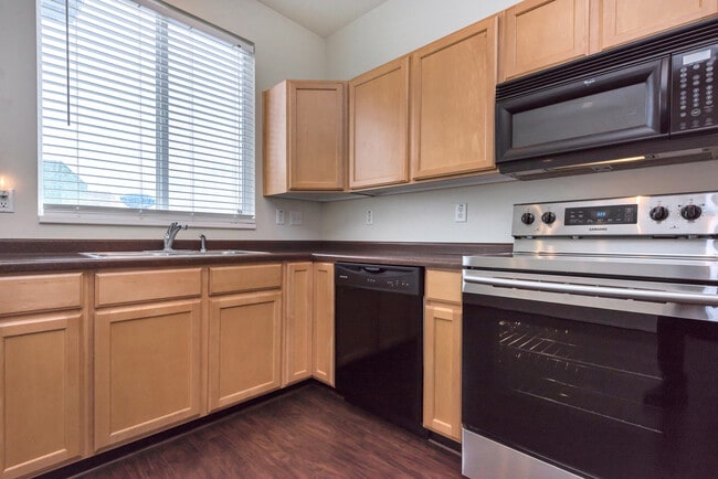 Building Photo - Beautiful Pet Friendly 3 bed/2 bath home i...