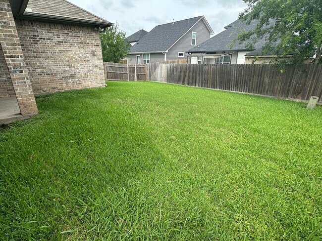 Building Photo - College Station -3 bedroom / 2 bath / 2 ca...