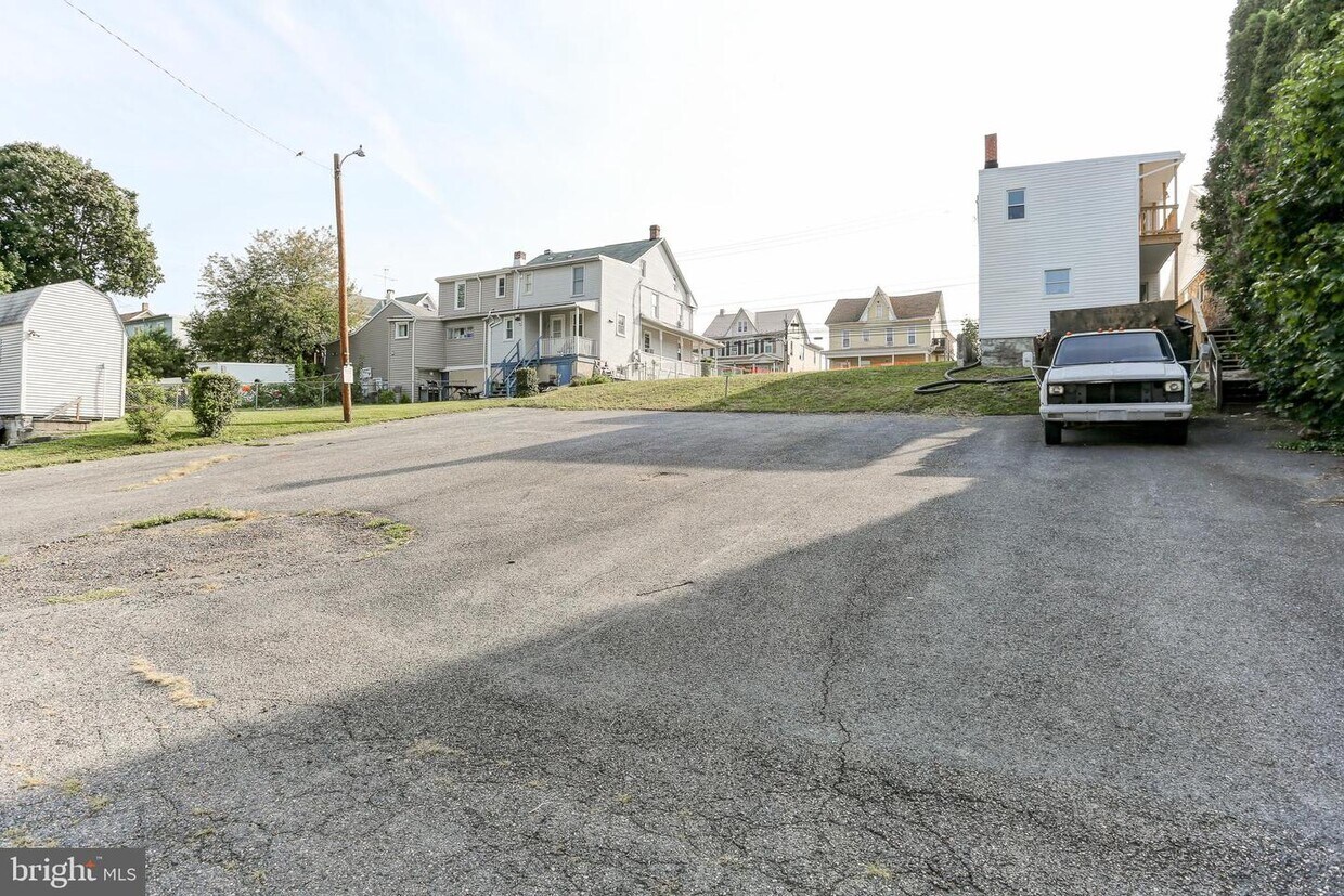 175 S Enola Dr Unit 1ST FLOOR, Enola, PA 17025 Room for Rent in Enola