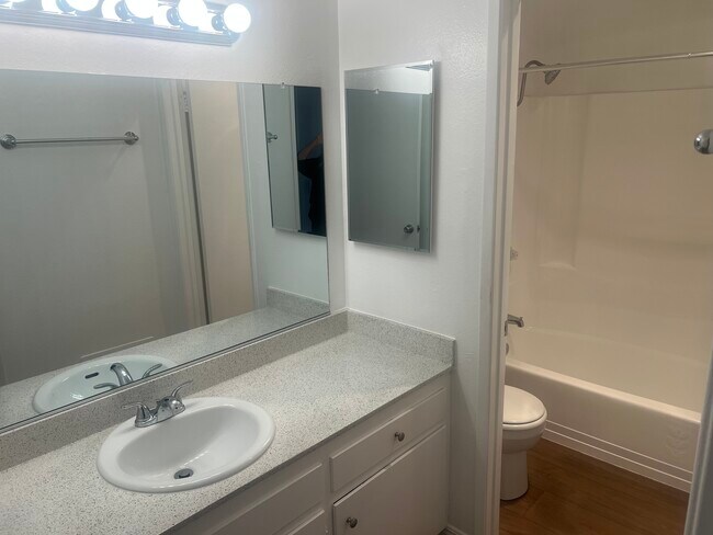 Baño completo - Beachwood Village Apartments