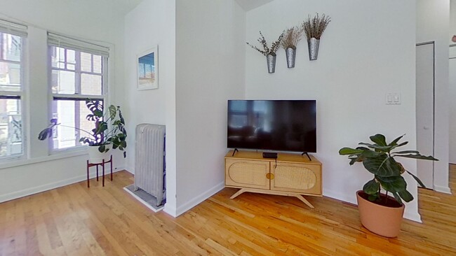 Building Photo - Large Raised First Floor East Lakeview One...