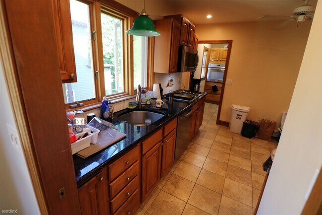 Building Photo - 3 br, 2 bath  - 45 Thurston St # 2