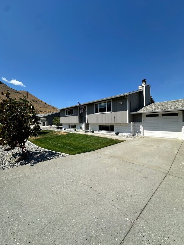 Primary Photo - Gorgeous single- family home with Detached...