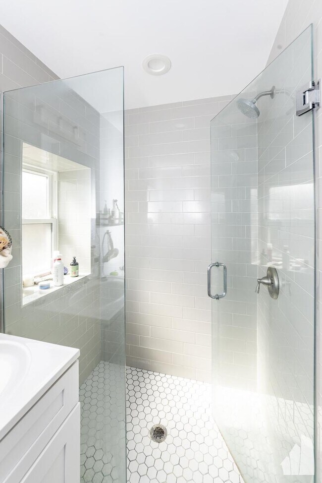 Building Photo - 2 bedroom in Chicago IL 60647