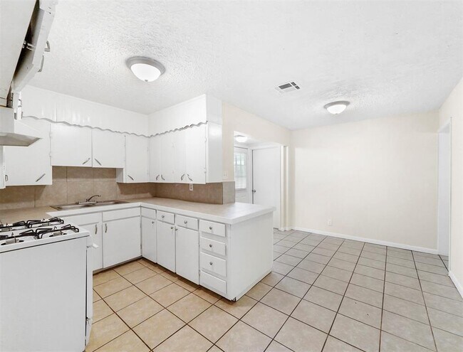 Building Photo - 1306 Briarwood Dr