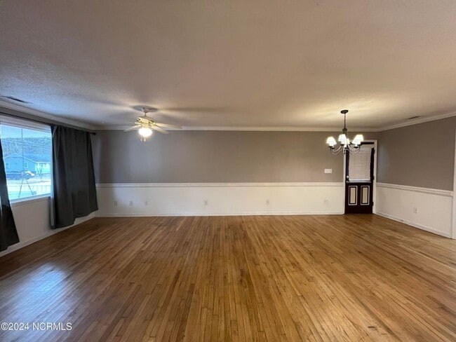 Building Photo - 306 Cole Dr
